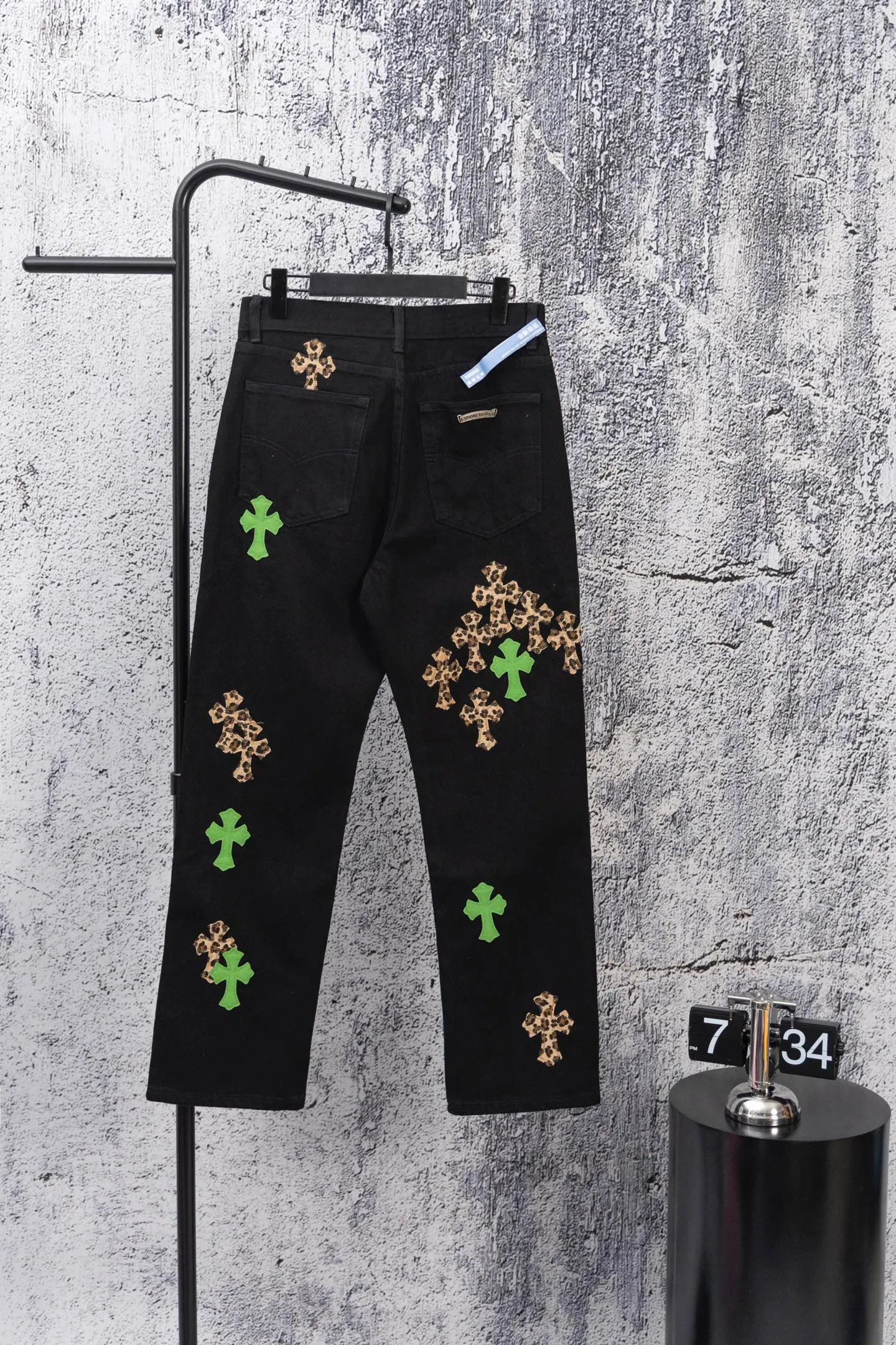 P240 CH Chromehearts green leopard print cross patchwork leather black jeans, priced at 34W level, patchwork cross pattern embellishment, washed jeans! ! An absolutely high-end luxury product, a 1.9W-level god-level single product, a super popular product, made by top heavy industry, a magic weapon that cannot be missed! [About Zangyin] This is an extremely luxurious fashion brand that can also be called the aristocracy of the high street. It has always been an exclusive brand for some hipsters or rich second generations. Compared with ordinary high streets, it is more luxurious and noble. Compared with luxury brands, it is more fashionable and individual. It has always been a brand that I have a special liking for. [Top heavy industry fashion design] Consistently high-street luxury style. Speaking of this style, the Zangyin family and GU family are definitely the leading representative brands. Especially the Zangyin family has really achieved a state-of-the-art effect in creating high-street style. The unique washed material is used to create this style. The color system is already quite eye-catching. After it is decorated with patchwork cross flowers, it cleverly highlights the charm of the brand. Secondly, this style uses classic The high-waist cutting design highlights the long legs and fashionable temperament of the upper body. The brand is highly recognizable and the slim fit configuration is more suitable for daily wear. It is a product that interprets personality, fashion, and specifications at a glance. This single product is enough to make any fan excited. It can be a white T-shirt for a youthful college style, or a tight suspender for a royal style. It has strong matching ability and can be easily controlled by men.  [Materials and craftsmanship] Needless to say, this point goes without saying. As an excellent craftsman brand, Zangyin’s requirements for details and craftsmanship are really perfect. The washed color of this model has gone through so many processes, not to mention the embellishment of denim appliques. It is also purely hand-made and sewn. Just like what they believe in, only hand-made things have soul and have the meaning of wear. A top-notch heavy-duty fashionable denim item, I look forward to your perfect interpretation! !  Color: black Size: 30-36